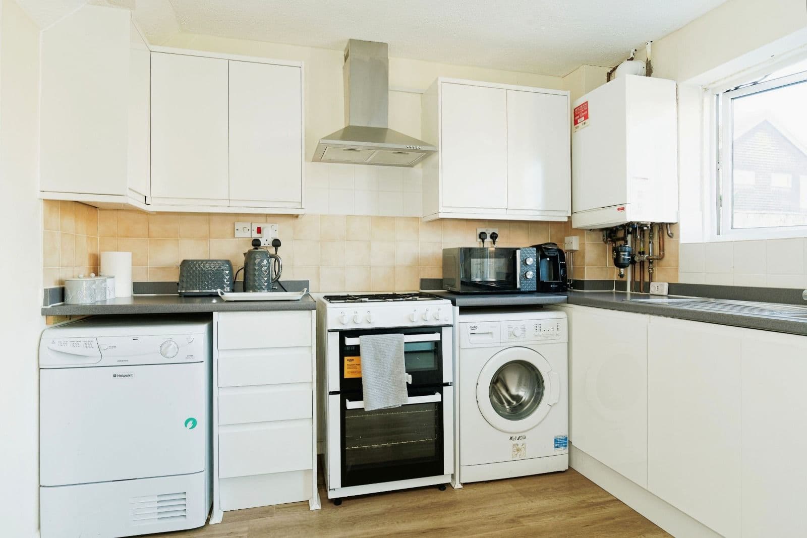 Friendly 3-Bed House in Canterbury - Photo 2