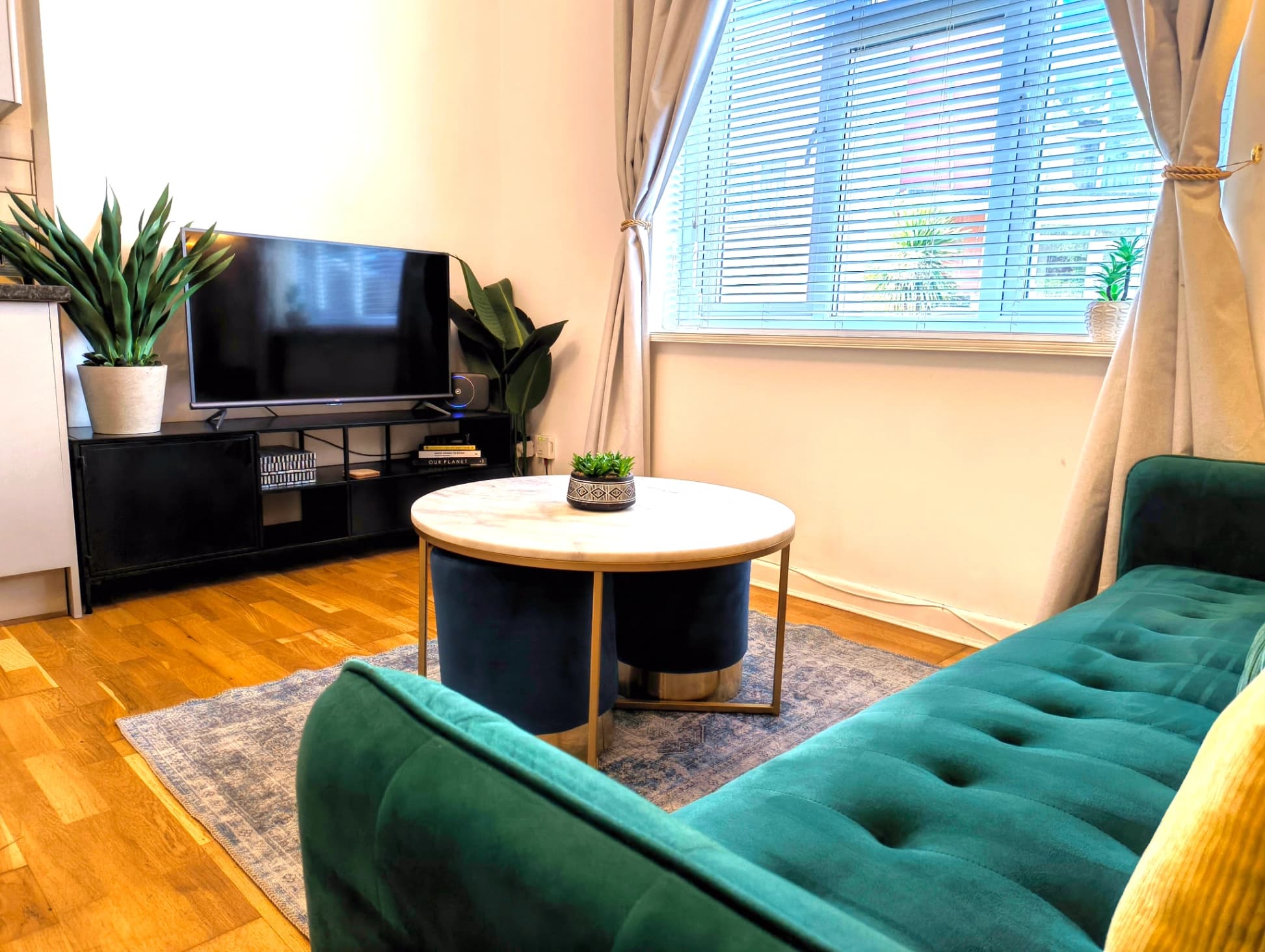 Splash of Colour 2 Bedroom Apartment Bournemouth Town Centre Free Parking - Photo 17