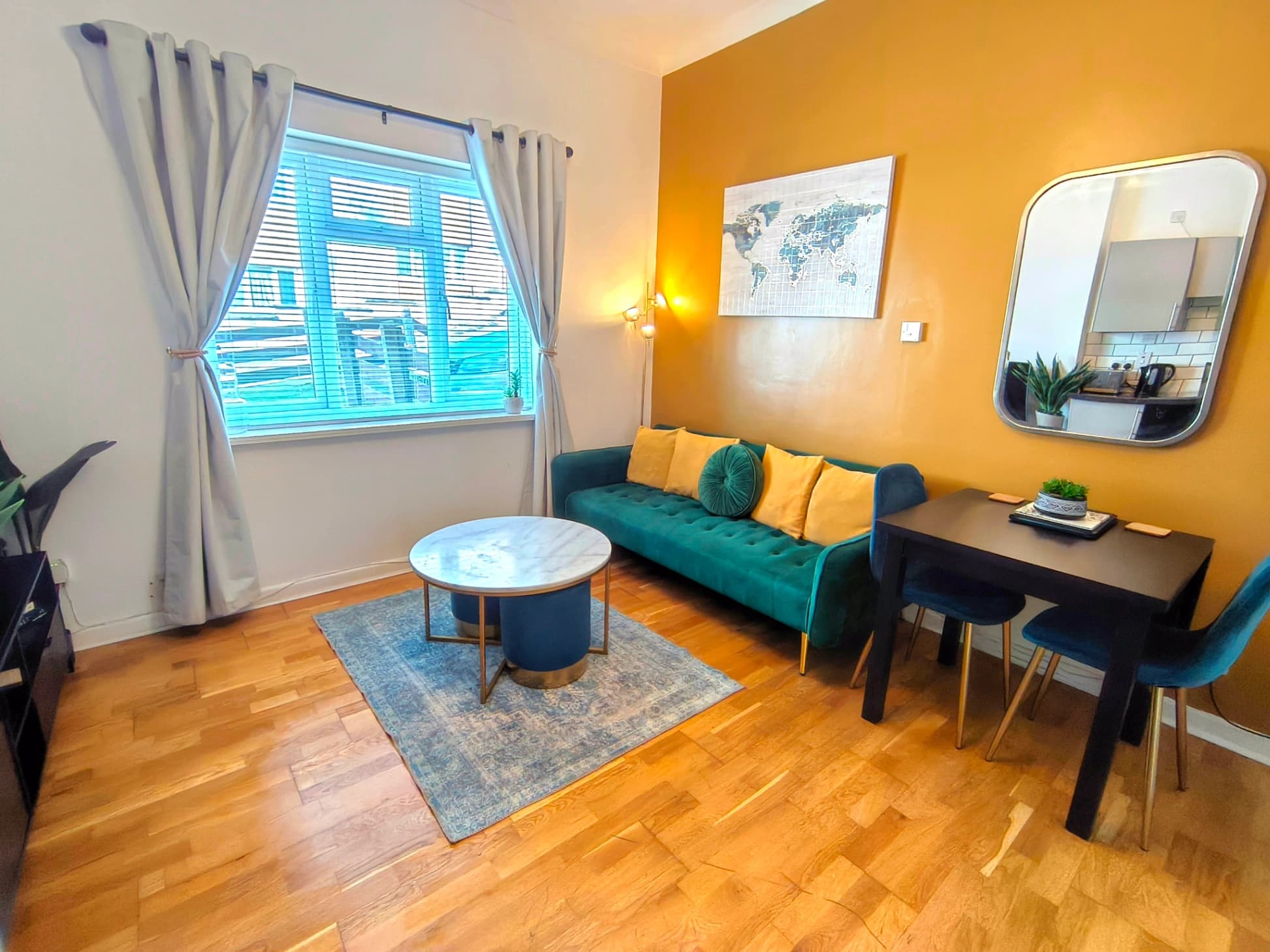 Splash of Colour 2 Bedroom Apartment Bournemouth Town Centre Free Parking - Photo 16