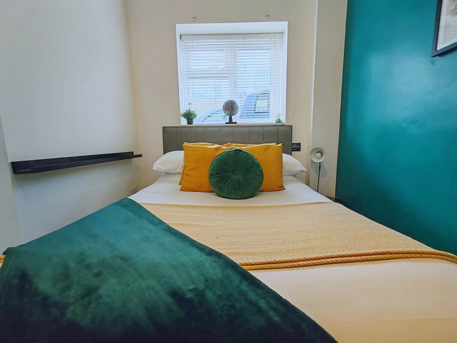 Splash of Colour 2 Bedroom Apartment Bournemouth Town Centre Free Parking - Photo 9