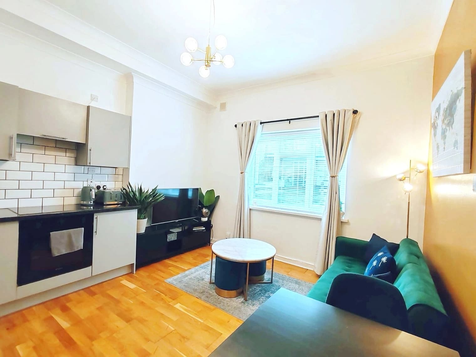 Splash of Colour 2 Bedroom Apartment Bournemouth Town Centre Free Parking - Photo 3