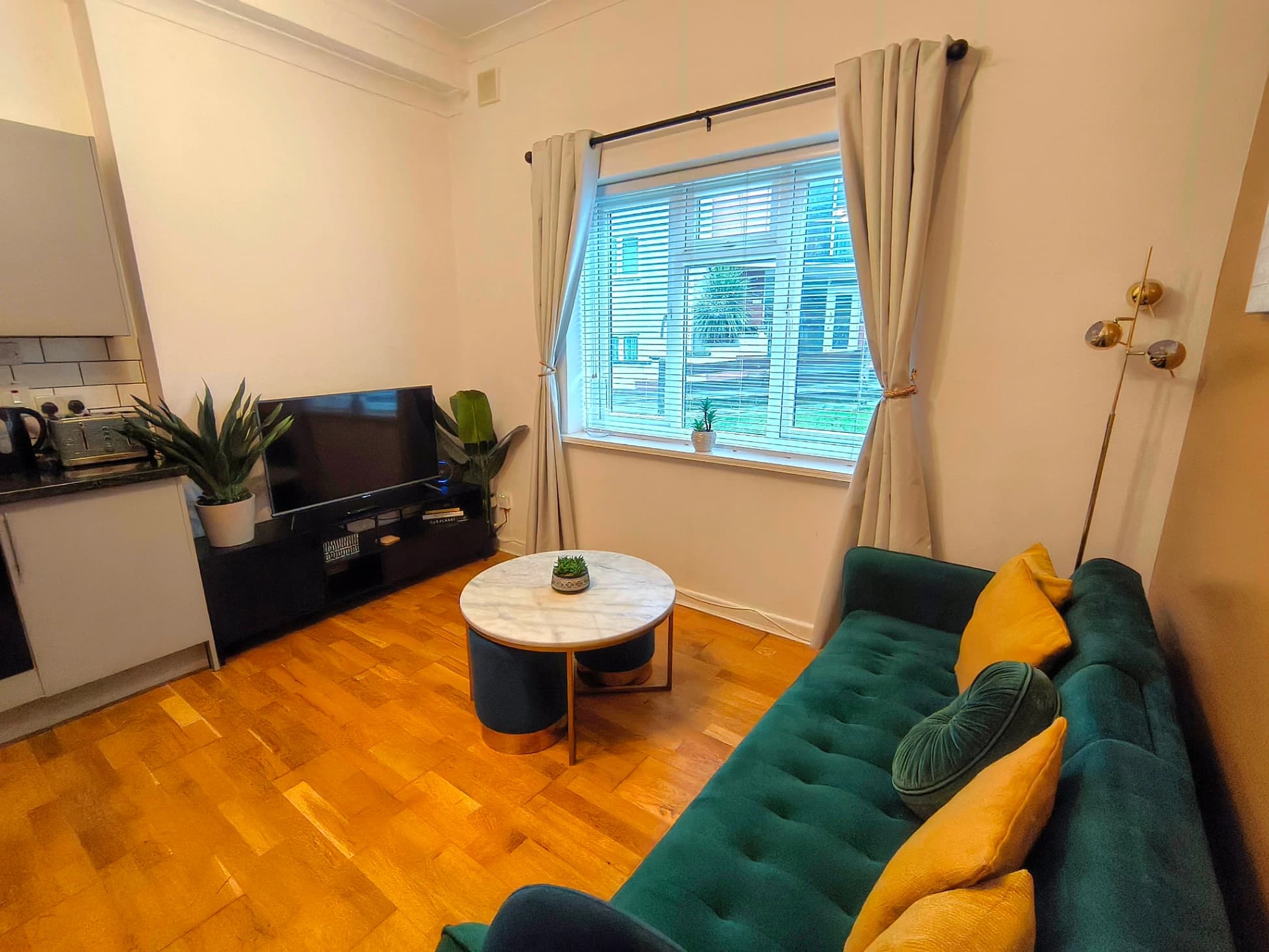 Splash of Colour 2 Bedroom Apartment Bournemouth Town Centre Free Parking - Photo 15