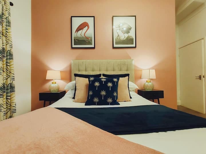 Splash of Colour 2 Bedroom Apartment Bournemouth Town Centre Free Parking - Photo 1