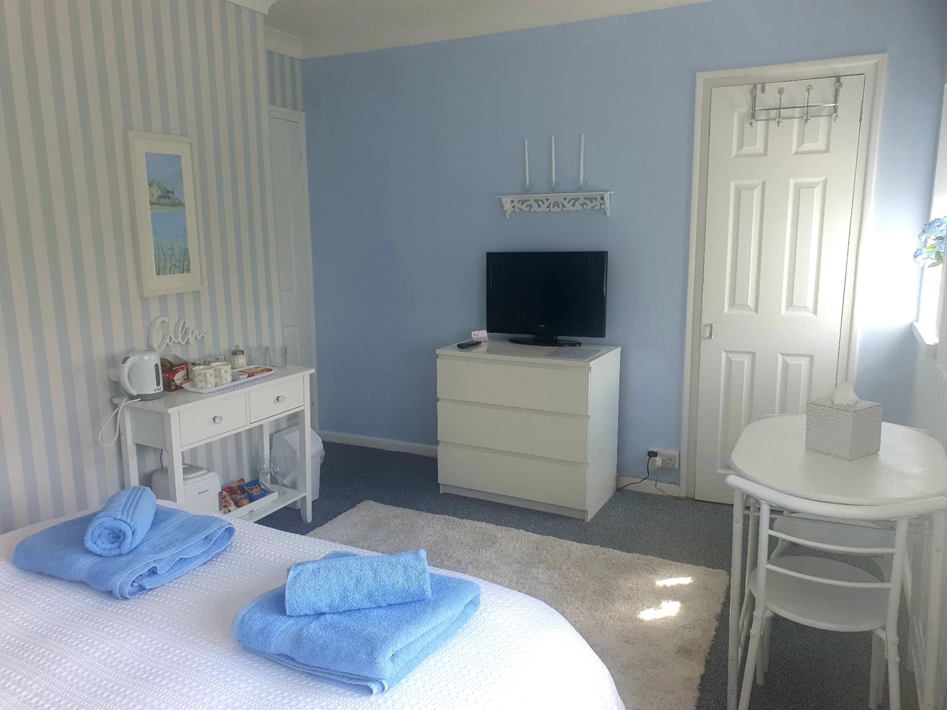 A LARGE STYLISH AND CLEAN DOUBLE ROOM - Photo 3